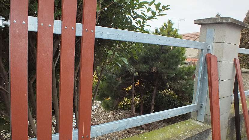 Výměna starých plotových planěk za plastové 12