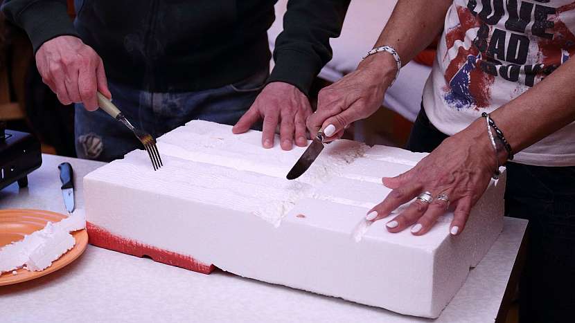 Jak vyrobit krb z polystyrenu: rozehřátou vidličkou vydrápeme strukturu dřeva