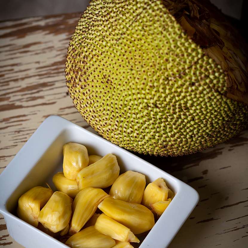 Zralý jackfruit má zelenožlutou slupku. jeho dílky jsou pružné, měkké, žlutobílé barvy