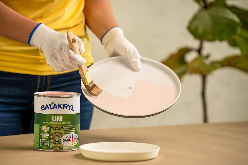 Naneste krycí barvu