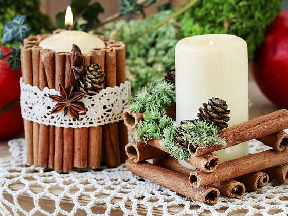 Vánoční svícen ze skořice můžete vyrobit pro sebe i své blízké jako dárek (Zdroj: Depositphotos)