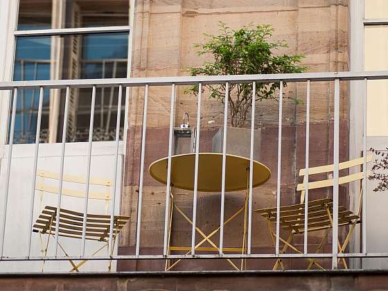 Balkon je náš soukromý prostor, ale moc soukromí neposkytuje (Zdroj: Depositphotos)
