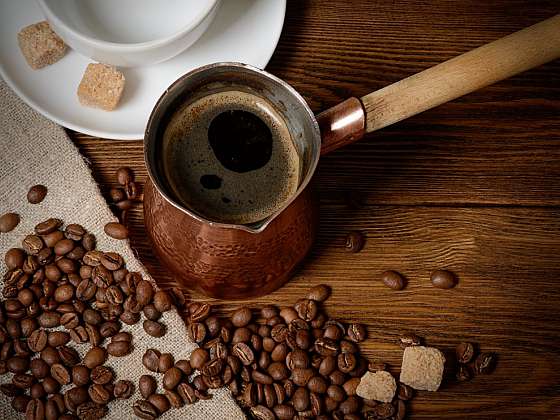 Pravá turecká káva je silná a plná chuti. K její přípravě použijte tradiční džezvu (Zdroj: ZlateZrnko.cz)
