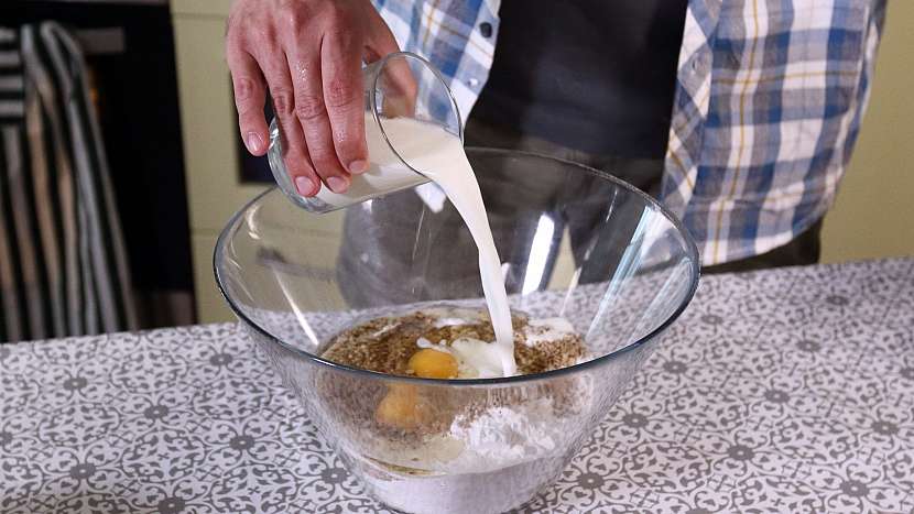 Jednoduchý recept na ořechovou bábovku: umícháme těsto