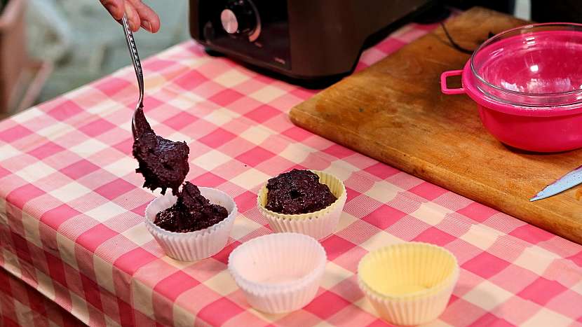 Recept na řepné muffiny: těsto dáme do formiček a upečeme