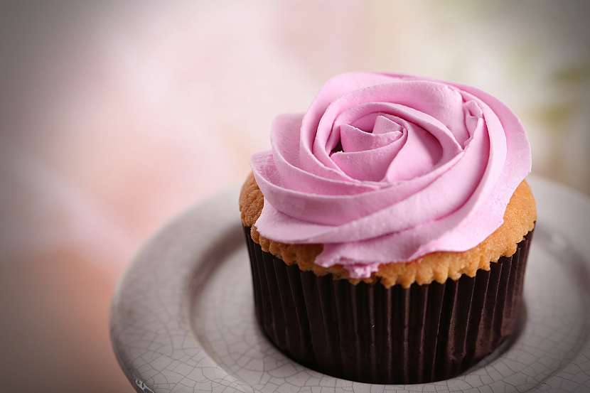 Základem dortu jsou muffiny ozdobené růžovým květem