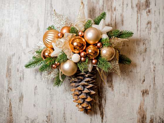 Vyrobte si originální vánoční dekoraci z šišek (Zdroj: Depositphotos (https://cz.depositphotos.com))