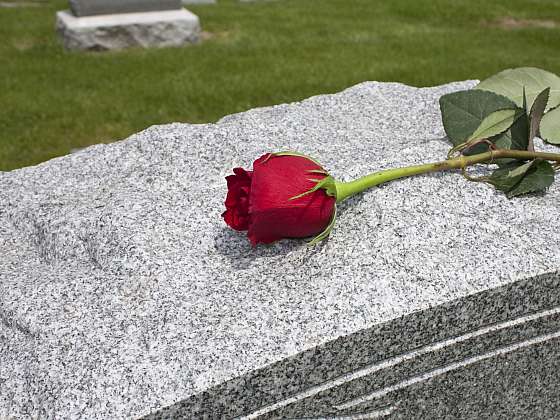 Péče o hrob by měla být samozřejmostí, leží zde naši předkové (Zdroj: Depositphotos (https://cz.depositphotos.com))