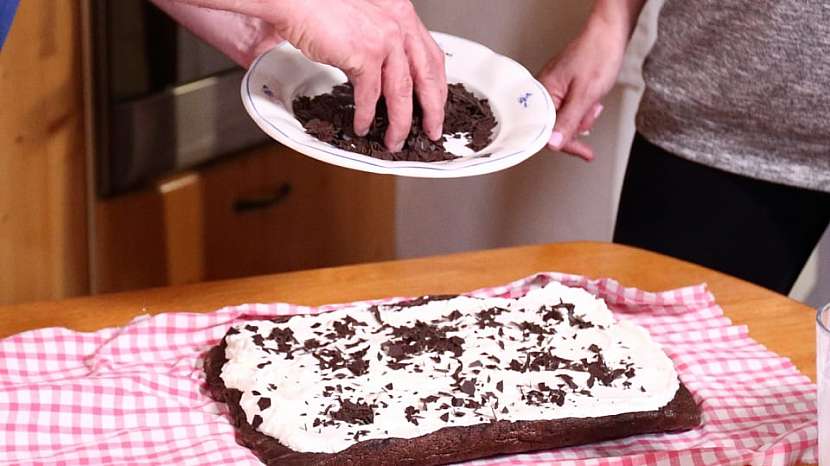 Domácí bezlepková roláda: šlehačku posypeme čokoládovými hoblinkami