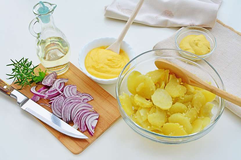 Základem každého bramborového salátu jsou "překvapivě" brambory, uvařené ve slupce