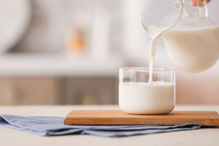 Mléko je zdrojem vápníku a vitaminu D