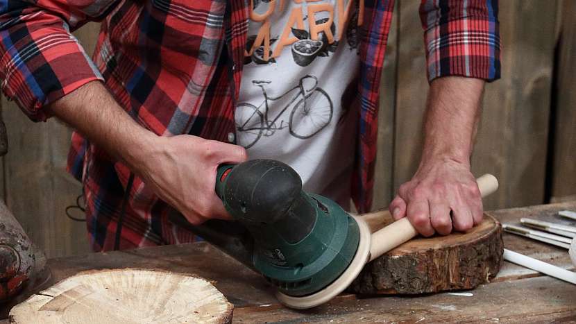 Jak při výrobě držáku na papírové utěrky postupovat: upravíme dřevěnou tyčku