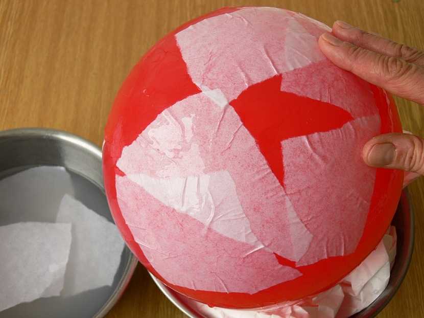 Balonek oblepujte namočeným papírem