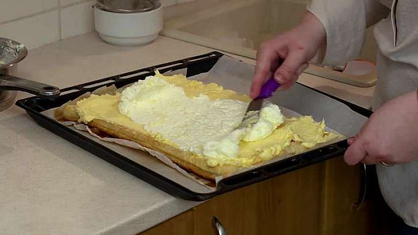 Roztírání máslového krému a šlehačky