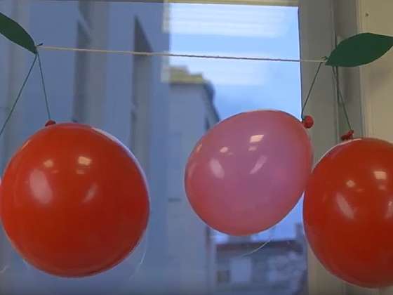 Třešňová girlanda z nafukovacích balonků