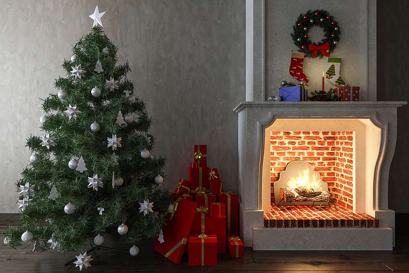 Přírodní alternativa vánočního stromečku s bílými a zlatými ozdobami dodá Vánocům poklidný nádech
