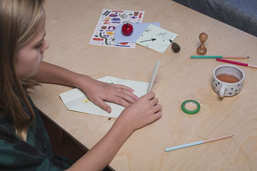 Pravý horní roh přiložte k ohybu uprostřed papíru