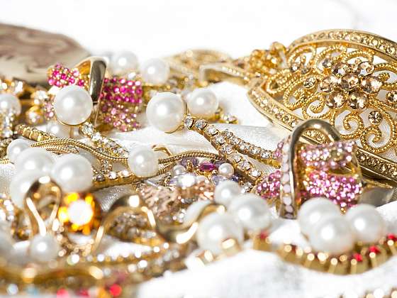Jak zachovat krásu šperků i při běžném nošení? Pravidelným čištěním! (Zdroj: Depositphotos)