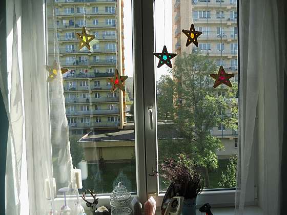 Dekorace na okně v podobě barevných hvězdiček (Zdroj: Adriana Dosedělová)