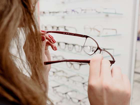 Zaostřeno na čísla: Co znamenají čísla na obroučkách brýlí? (Zdroj: Alensa.cz)