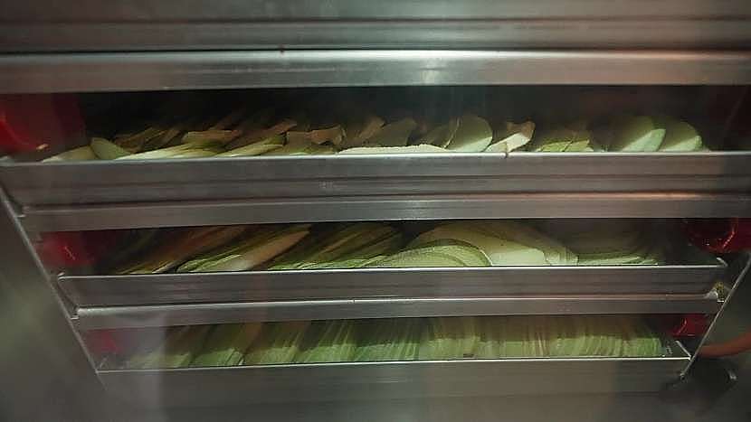 Ve speciálním stroji se jablka suší 35 hodin 