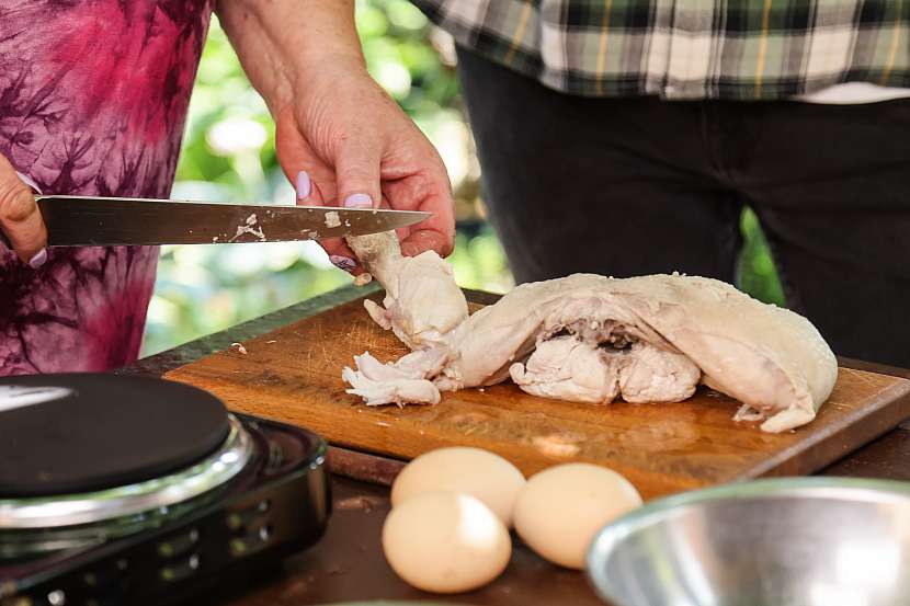 Uvařené kuře zbavte kůže a kostí