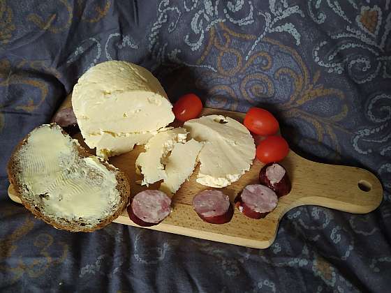Domácí sýr bude vypadat jinak, než jak ho znáte z obchodu, ale bude z přírodních a čistých surovin bez chemie (Zdroj: Adriana Dosedělová)