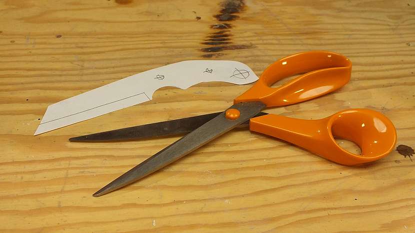 Výroba nože: vystřihneme zvolený tvar nože