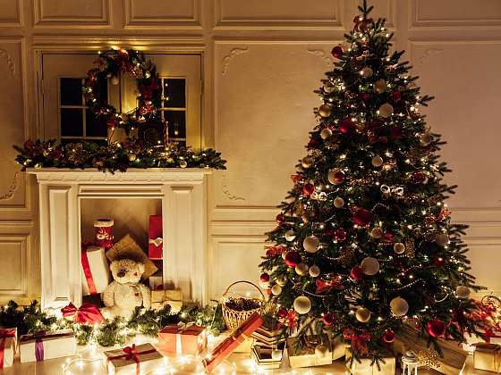 Jednoduchý návod na zakrytí nevzhledného stojanu na vánoční stromeček (Zdroj: Depositphotos (https://cz.depositphotos.com))