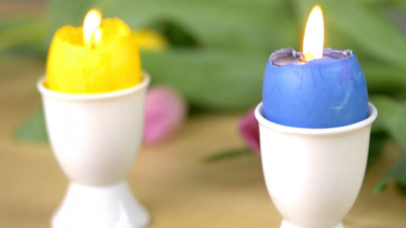 Velikonoční dekorace: do obarvených skořápek nalijte vosk