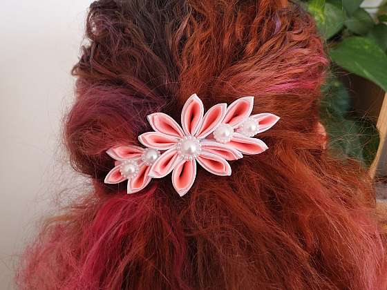 Z látkové květiny kanzashi si můžete vyrobit ozdobnou sponu do vlasů (Zdroj: Pavlína Wagnerová Málková)