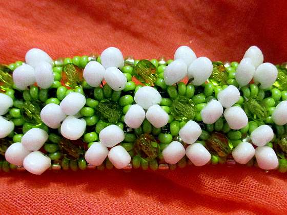 Jaro do vlasů v podobě spony z rokajlových korálků (Zdroj: Růžena Mikulová)