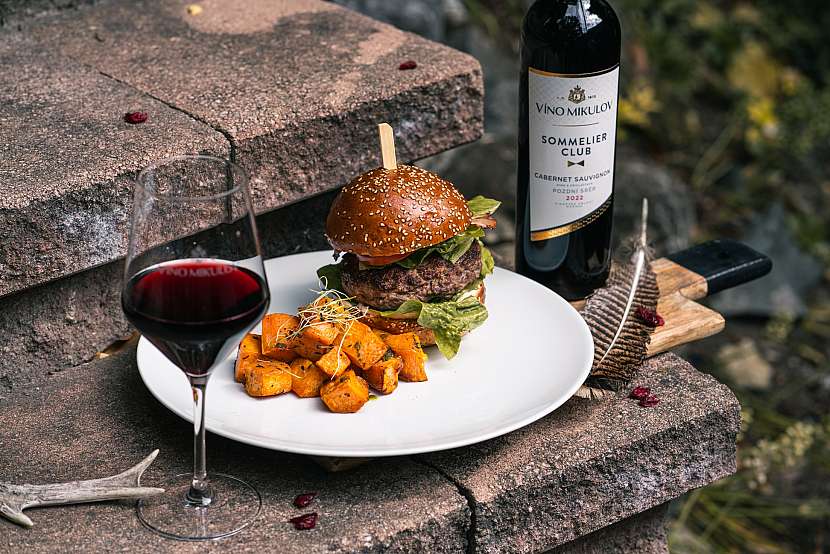 Jelení burger se slaninou, brusinkovou majonézou a batátové kostky