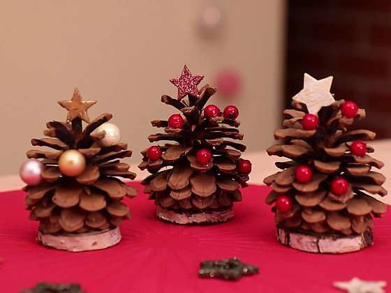Vánoční šiškové stromečky budou krásnou a přírodní dekorací (Zdroj: PRIMA DOMA)