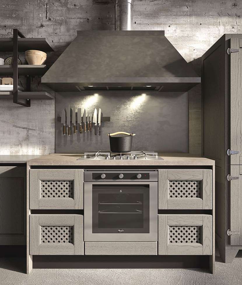 Velkou roli hraje dřevo – rám dveří a zásuvek je vždy z masivu