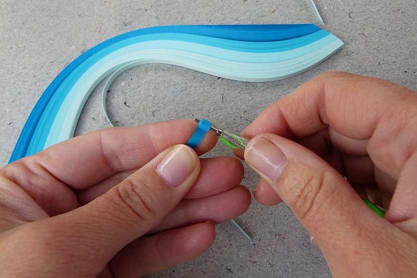Jak vyrobit letní šperk z proužků papíru 5