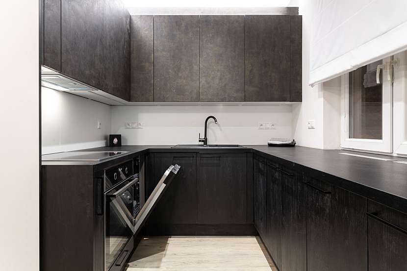 Zbytek pokoje včetně kuchyně zůstal neutrální