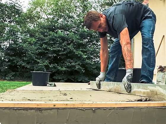 Pokládka přírodního kamene se provádí technikou mokré na mokré pomocí malty, která se nanáší ve vrstvě o tloušťce 4 cm.