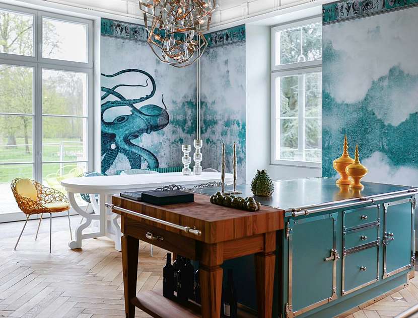 Bílý dřevěný strop doplňují stěny připomínající moře