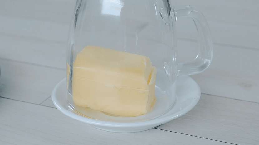 Ztuhlé máslo nahřejte