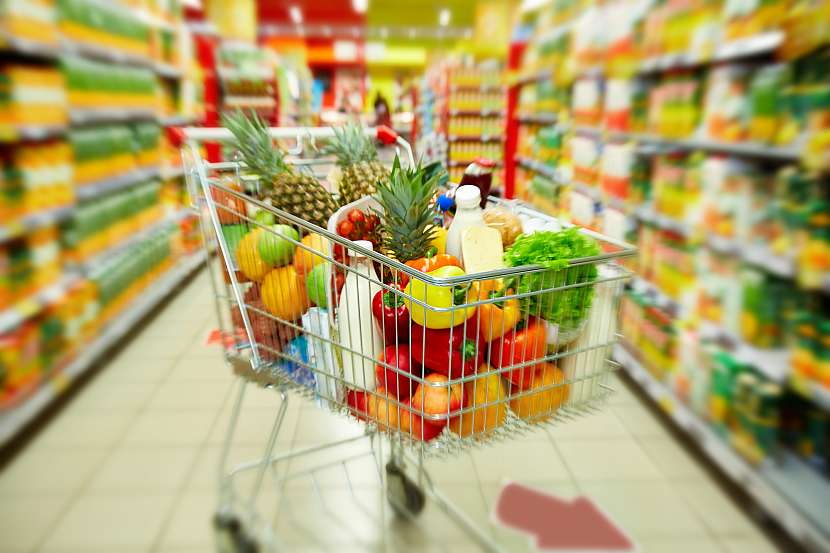 Mnohdy za plýtváním jídlem stojí příliš velké nákupy krátkodobých potravin