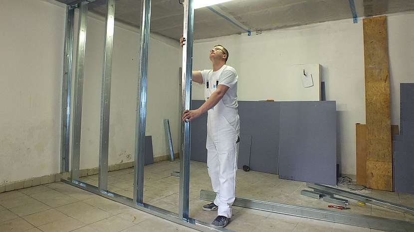 Jak pomocí sádrokartonu odhlučnit pokoj: do profilů zasuneme stojny-příčky