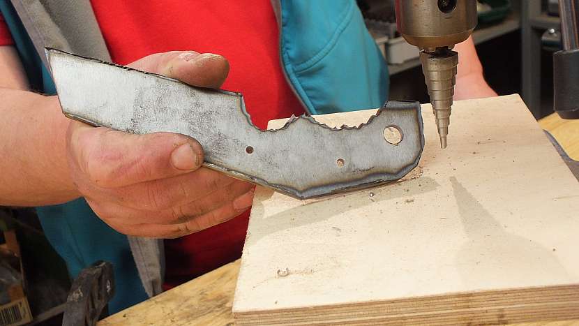 Výroba nože: v místech určených pro uchycení rukojeti nůž provrtáme