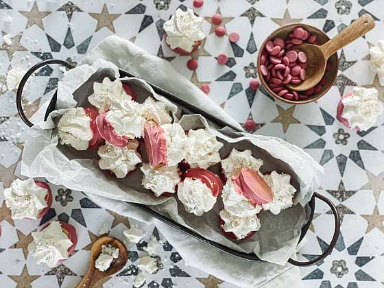 Kokosky s griotkovým krémem v ruby čokoládě od cukráře Josefa Maršálka (Zdroj: Babiččina volba)