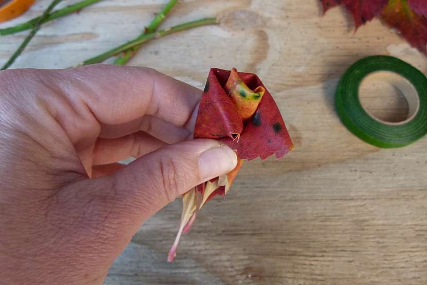Růže z barevného podzimního listí: obtočte list