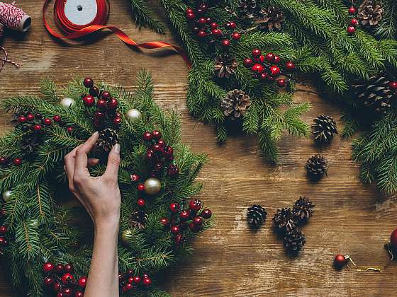 Vyrobte klasický vánoční věnec, stálici našich domovů (Zdroj: Depositphotos (https://cz.depositphotos.com))