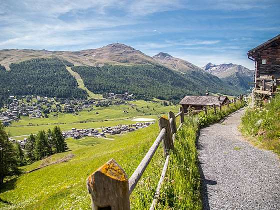 Livigno je malebná horská vesnička v kouzelné alpské krajině, která nabízí ideální podmínky pro zimní, ale samozřejmě i pro letní dovolenou