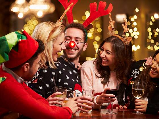 Nezapomenutelná vánoční párty se neobejde bez přátel, dobrého jídla a pití (Zdroj: Depositphotos (https://cz.depositphotos.com))