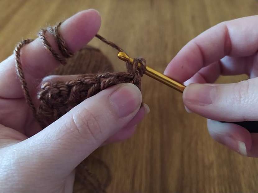 Pro dokončení single crochet je nutné nabrat vlnu seshora a protáhnout ji přes obě očka na háček