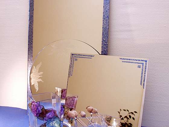 D -c-fix tapetou můžete ozdobit nejen zrcadlo, ale i ostatní dekorace (Zdroj: PePa)